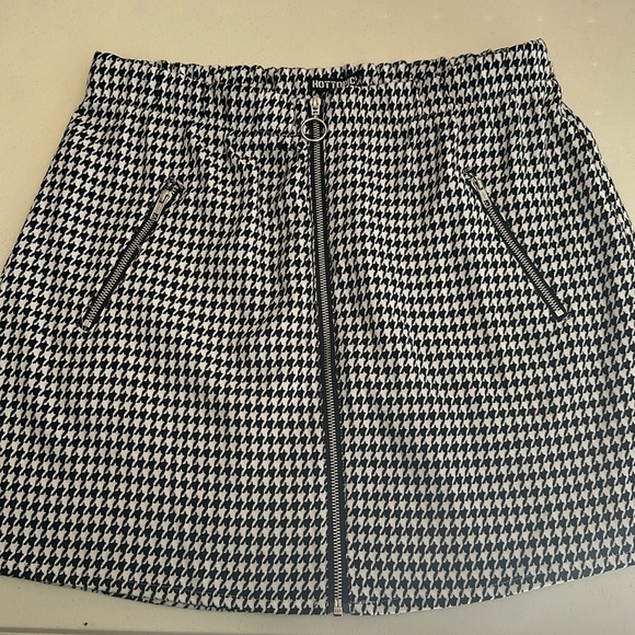 Hot topic - Picture 1 of 3